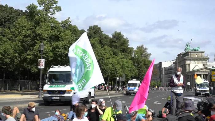 Video: Berlin: Sitzblockade am Brandenburger Tor für mehr