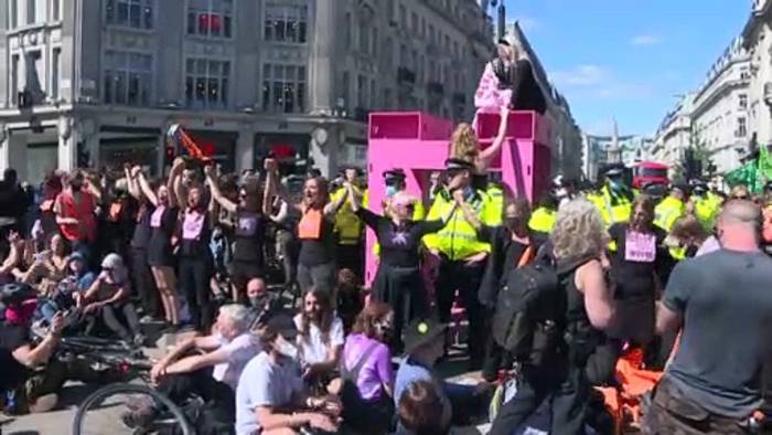 Video: Über 90 Festnahmen bei Klima-Protesten im Zentrum von London