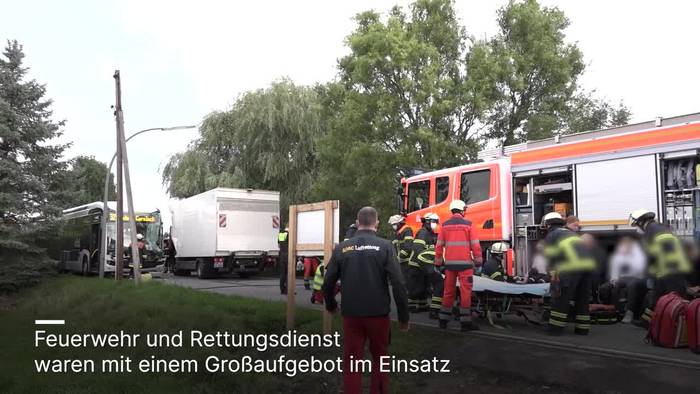 Video: Hamburg: Mit Kindern besetzter Bus und LKW stoßen zusammen
