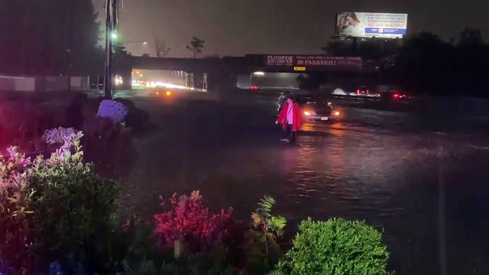News video: Starkregen in den USA: Wenn aus Straßen Bäche werden