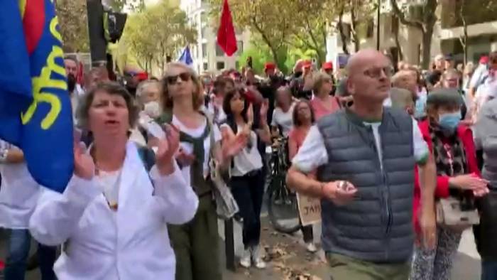 Video: Zehntausende demonstrieren in Frankreich gegen Corona-Impfpass