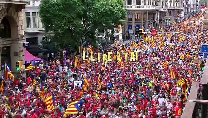 Video: Mehr als 100.000 Katalanen fordern Unabhängigkeit von Spanien