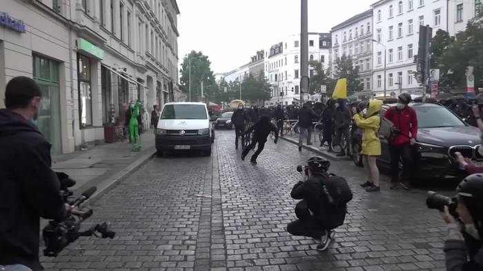 News video: Demonstration in Leipzig: Steinwürfe & brennende Barrikaden