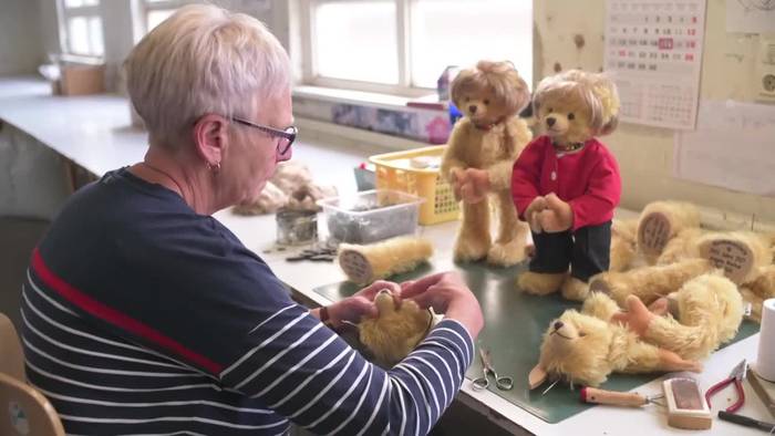 News video: Ungewöhnliche Ehrung: Coburger Firma produziert Merkel-Teddy