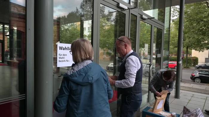 Video: Schließanlage streikt - Feuerwehr öffnet Berliner Wahllokal