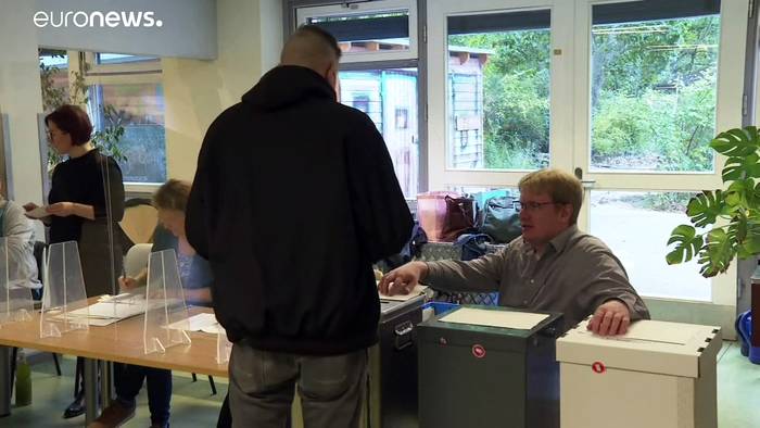 Video: Berliner Wahlsonntag voller Pannen: Fehlende Stimmzettel, lange Wartezeiten