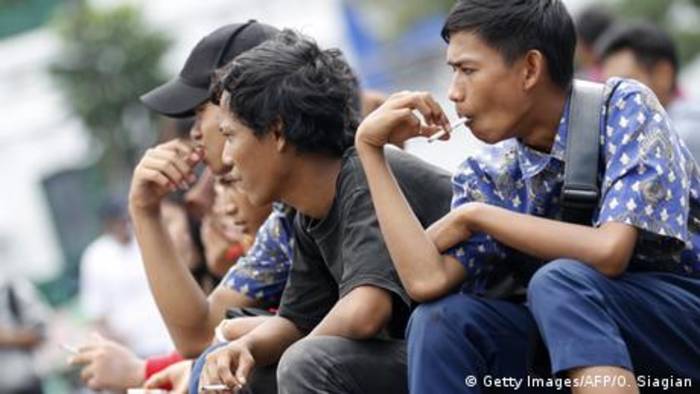 Video: Indonesien bekämpft illegalen Tabak-Handel