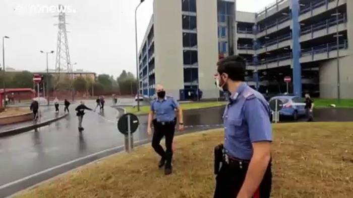 Video: Beinahe-Katastrophe in Mailand: Sturzflug in ein Bürogebäude