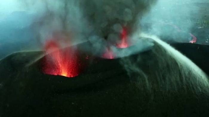 Video: Vulkan auf La Palma bricht teilweise ein: Mehr flüssige Lava fließt ins Tal hinab