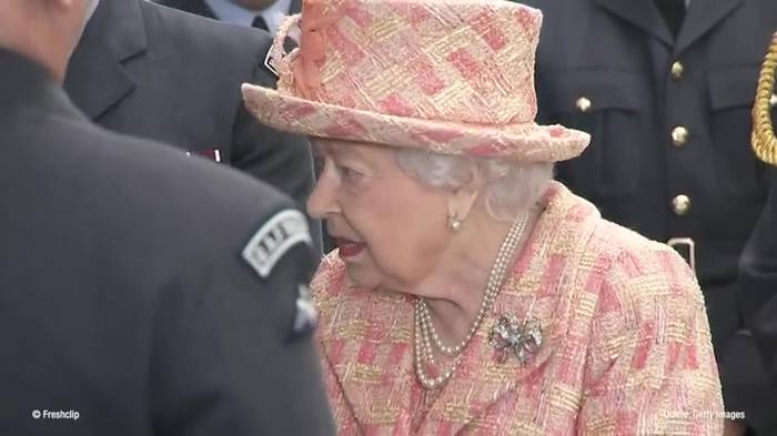 Video: Hat die Queen einen Geheimgang, der sie vom Palast in eine Bar führt?