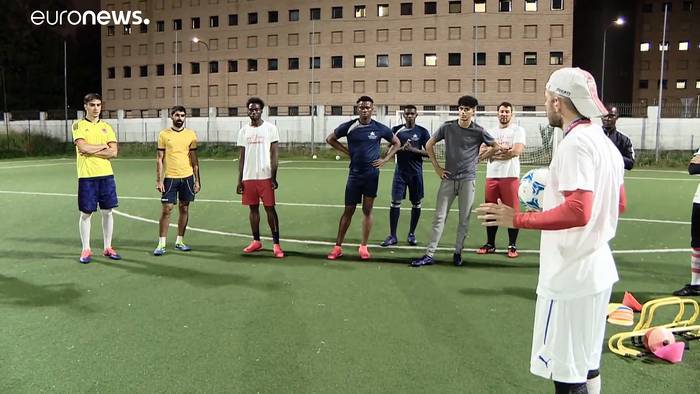 Video: Mit Fußball gegen Rassismus: Migrantenmannschaft in Mailand