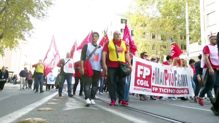 Video: Nach Neo-Nazi-Angriff auf Gewerkschaft: Zehntausende demonstrieren in Rom gegen Faschismus