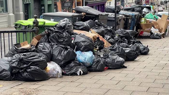 Video: Gestank auf den Straßen: In Brighton streikt die Müllabfuhr