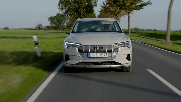 Video: Audi e-Tron vs. Kia Niro e: Wer schneidet im Vergleichstest besser ab?