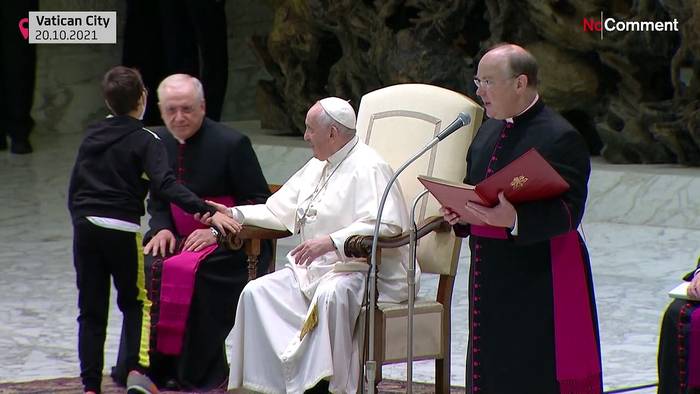Video: Kind stört Generalaudienz - Papst Franziskus: 