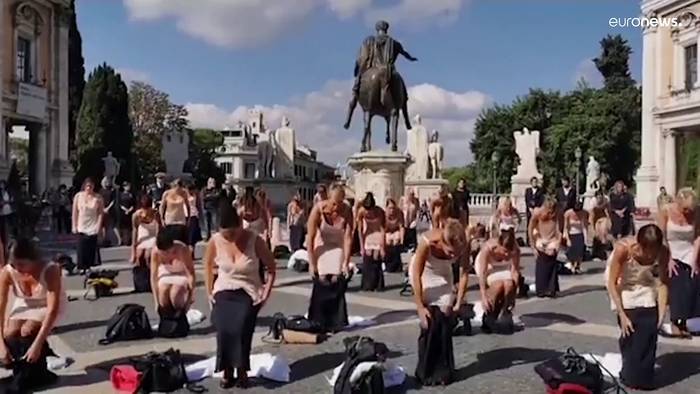 Video: Protest in Unterwäsche - Ehemalige Alitalia-Angestellte demonstrieren in Rom