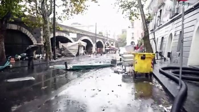 Video: Bis zum Hals im Wasser: Tödliche Unwetter in Süditalien