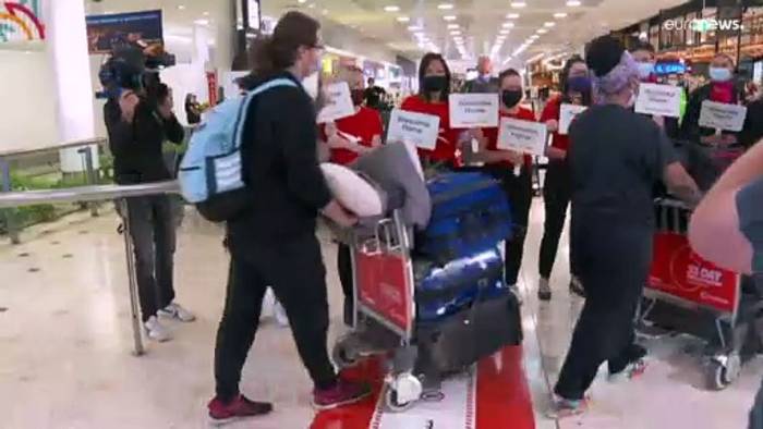 Video: Nach 582 Tagen Aussperrung: Geimpfte Australier dürfen wieder heim
