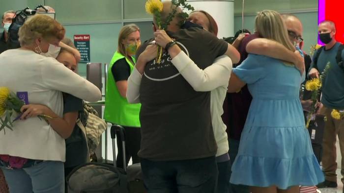 Video: Große Gefühle in Sydney: Geimpfte Australier dürfen wieder heimfliegen