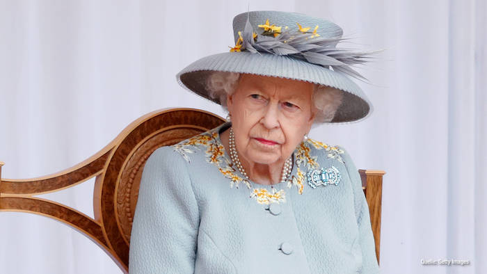 Video: Sorge um Queen Elizabeth II.: DARUM musste ein Priester kommen