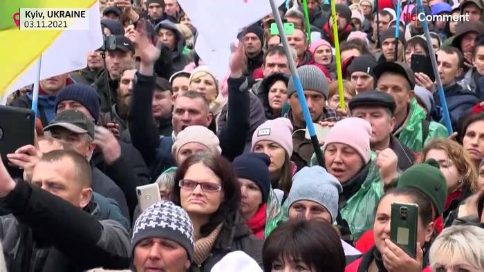 Video: Gegen den Impfzwang: Wütende Proteste in Kiew in der Ukraine