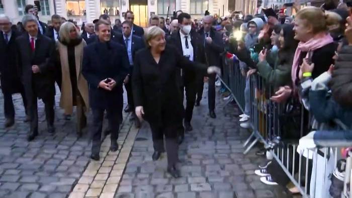 Video: Wein, Blumen, Tränen: Merkels Abschiedsbesuch bei Macron im Burgund