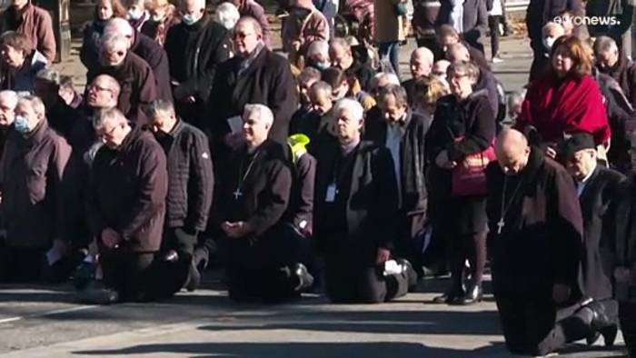 Video: Katholische Kirche Frankreichs bittet um Vergebung für massenhaften Missbrauch