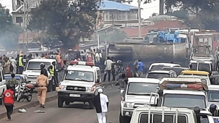 Video: Sierra Leone: Menschen wollen Treibstoff auffangen - Lkw explodiert
