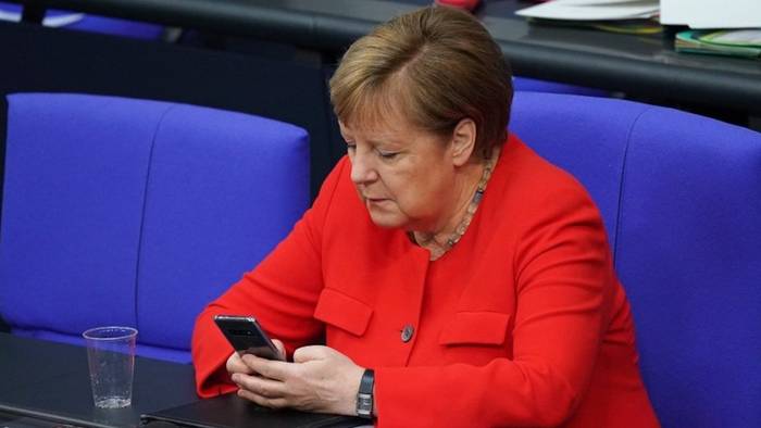 Video: Bald keine Bundeskanzlerin mehr: Das geschieht mit Merkels Handy
