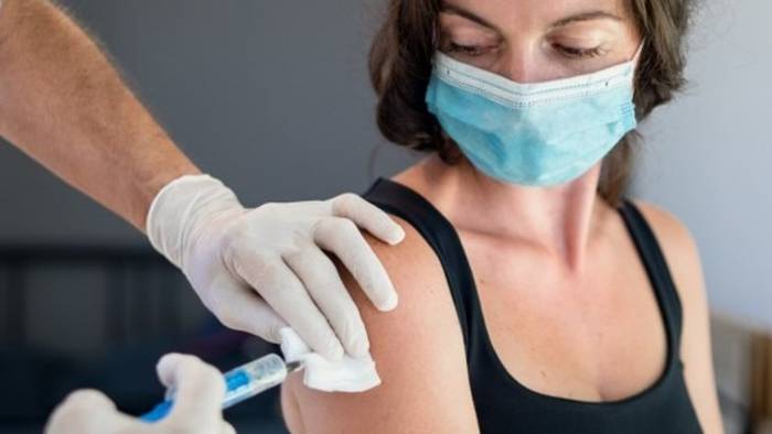 News video: Stiko empfiehlt unter 30-Jährigen nur noch Biontech-Impfstoff