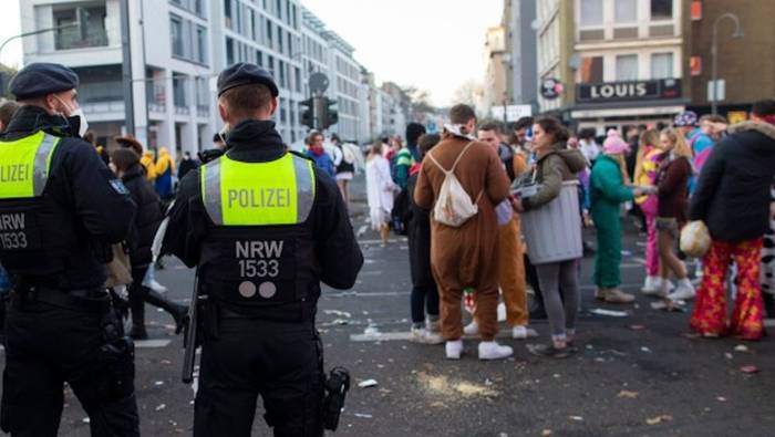 Video: Karnevalstart in Köln: Polizei zählt rund 110 Strafanzeigen
