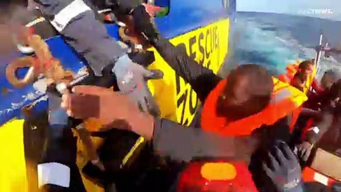 News video: Sea-Watch-Rettungsschiff: Sieben Menschen, darunter Säugling, gehen an Land, weitere 475 an Bord