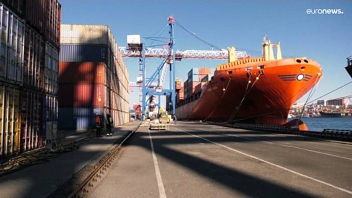 Video: Wo sich die Container stapeln: Logistikkrise würgt Aufschwung ab