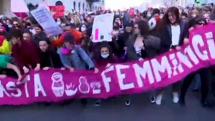 Video: Gewalt gegen Frauen: Demonstration in Rom