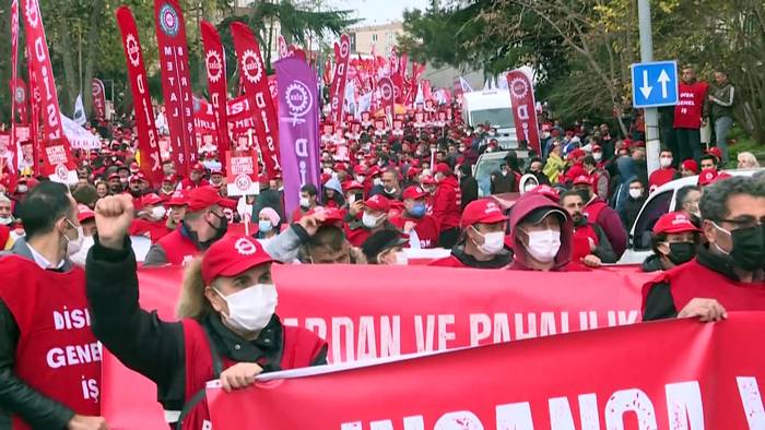 Video: Gegen Armut und für höheren Mindestlohn: Tausende demonstrieren in Istanbul