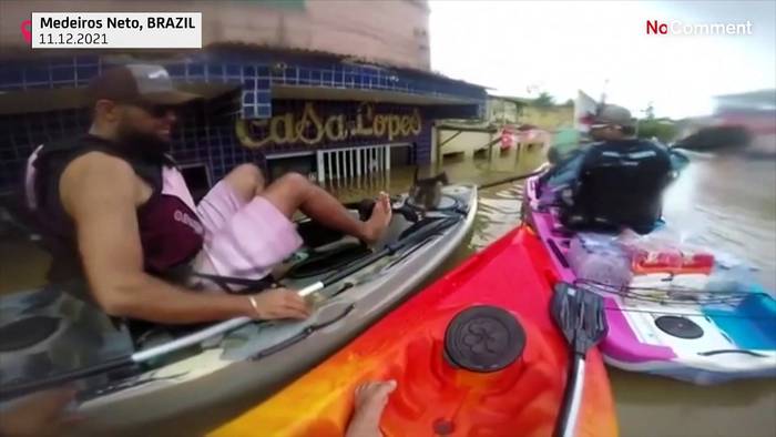 Video: Mit dem Kajak durch die Strassen - Hochwasser in Brasilien
