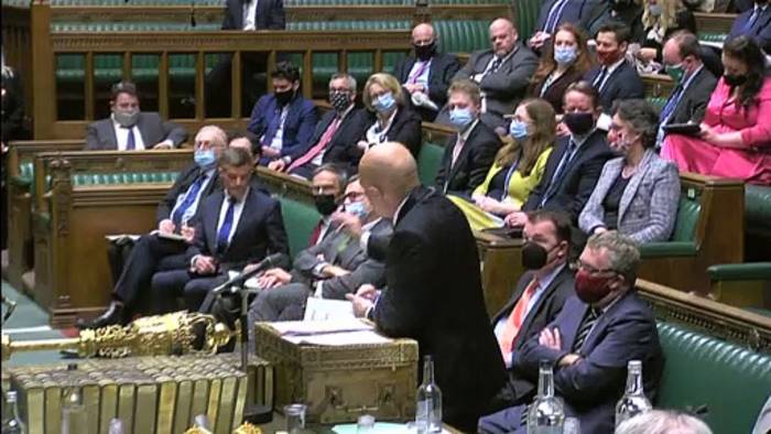 Video: Widerstand in den eigenen Reihen: Britische Regierung bringt neue Pandemiemaßnahmen durchs Parlament