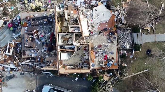 Video: Schneise der Verwüstung nach tödlichen Tornados in Kentucky