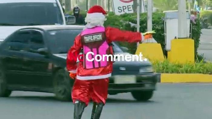 Video: In Manila regelt der Weihnachtsmann den Verkehr und tanzt dabei