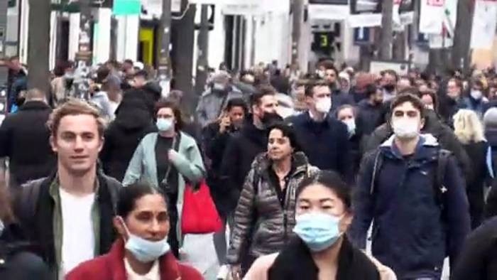Video: Pandemiefrustrierte aus den Niederlanden überrennen Antwerpen