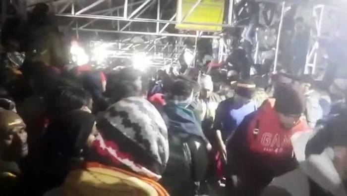 Video: Massenpanik in Hindu-Tempel - Mindestens 12 Pilger zu Tode getrampelt