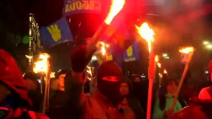Video: Kiew: Ukrainische Nationalisten ziehen mit Fackeln durch die Hauptstadt