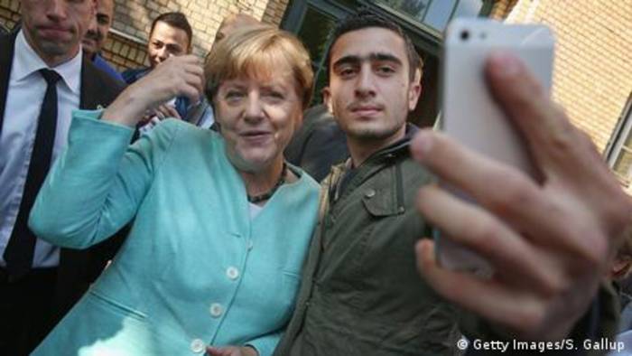 News video: Ein Selfie mit Merkel ändert das Leben eines Flüchtlings