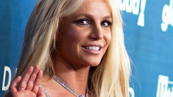 Video: Heiße Fotos! Britney Spears präsentiert sich splitterfasernackt