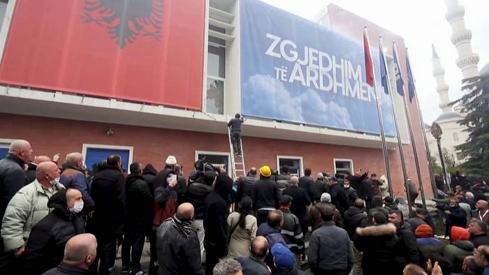 News video: Albanien: Zentrale der größten Oppositionspartei gestürmt