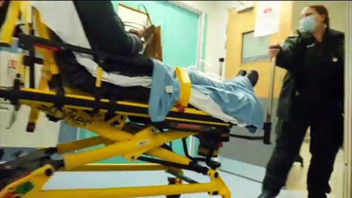 News video: Covid-19: Not in Ambulanzen, Maskierte im Impfzentrum
