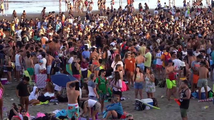 Video: Ohne Maske und Distanz: Argentiniens Jugend genießt das pralle Strandleben