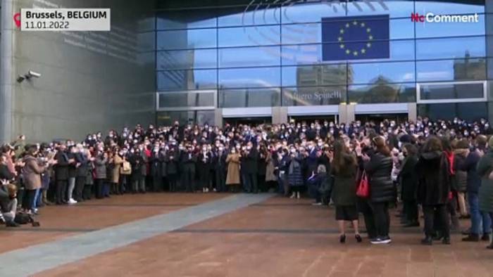 Video: Schweigeminute für Sassoli: Trauer vor dem EU-Parlament