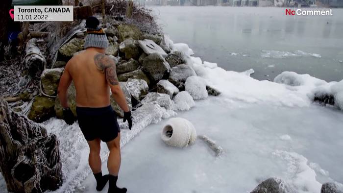 Video: Minus 20 Grad, kein Problem: morgendliches Bad in Toronto