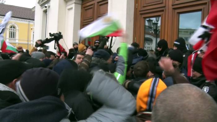 Video: Aufgeheizte Proteste gegen Covid-Maßnahmen - Demonstranten stürmen Richtung Parlament in Sofia